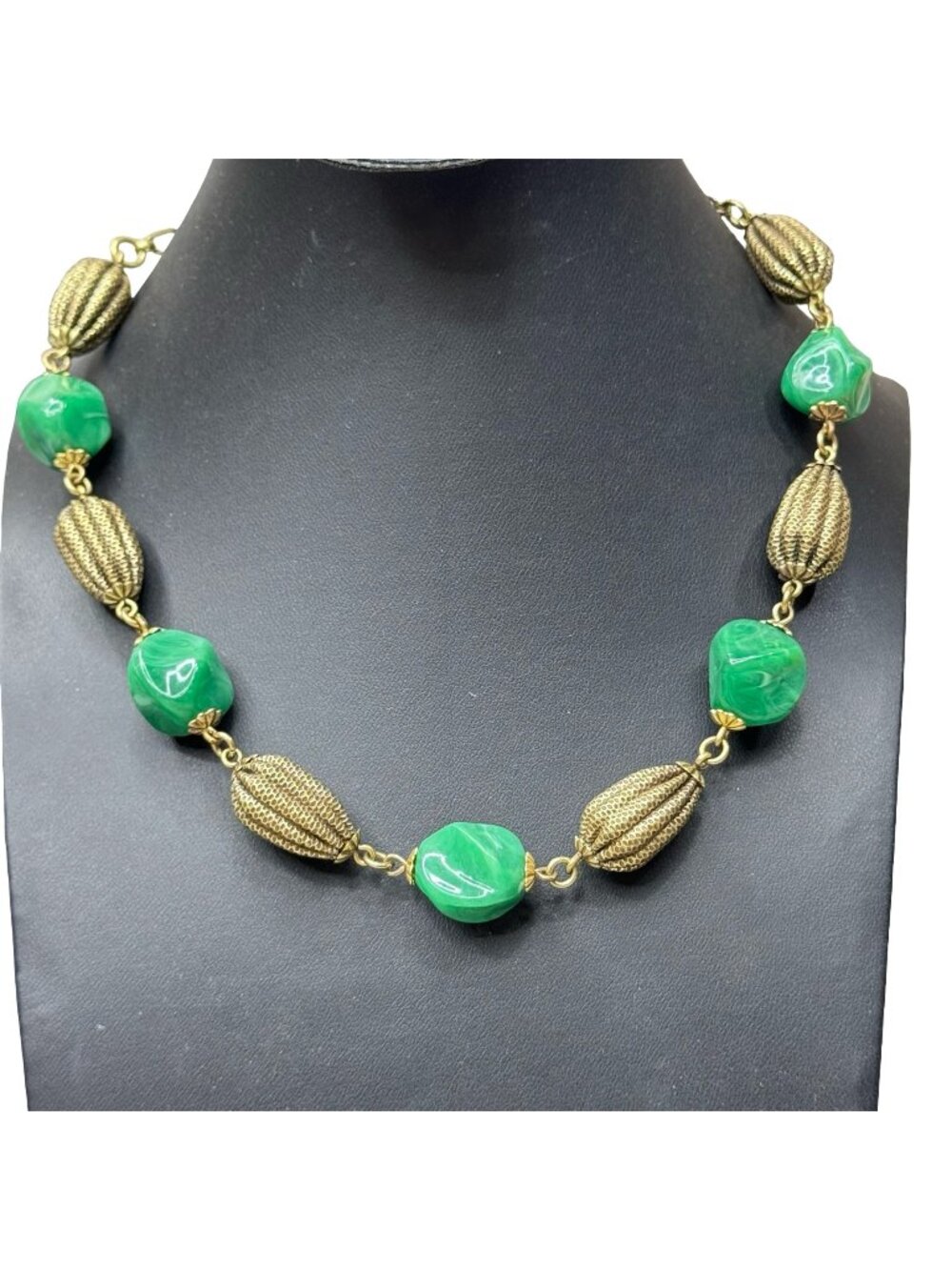 Vtg Trifari Green Swirl Lucite Beaded Necklace Gold-Tone Mesh Beads 17" Art Deco